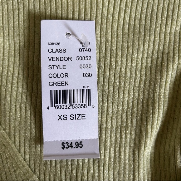 Light green zip-up crop top from Pacsun! - Picture 2 of 3